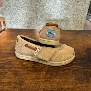 Tom’s 7T Raffia Shoes super cute